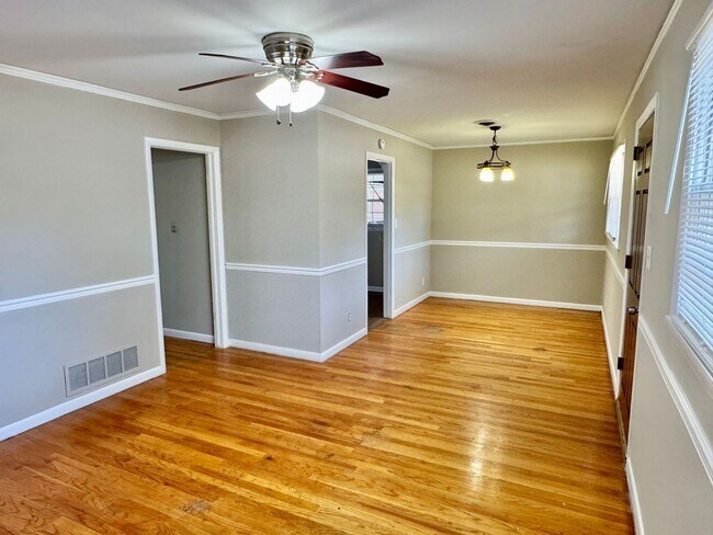 Building Photo - Charming 3-Bedroom Home with Cozy Living Spaces!