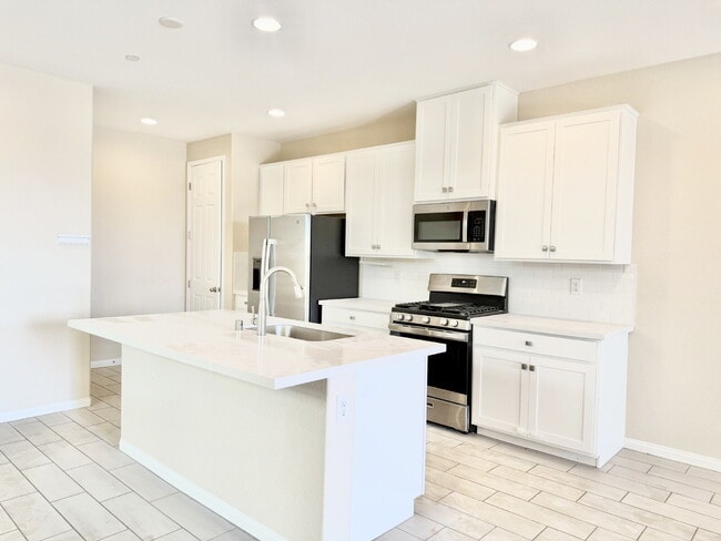 Building Photo - 3 Bedroom Townhome for Rent in Cadence Henderson | Solar Home | Master-Planned Community Near Las...