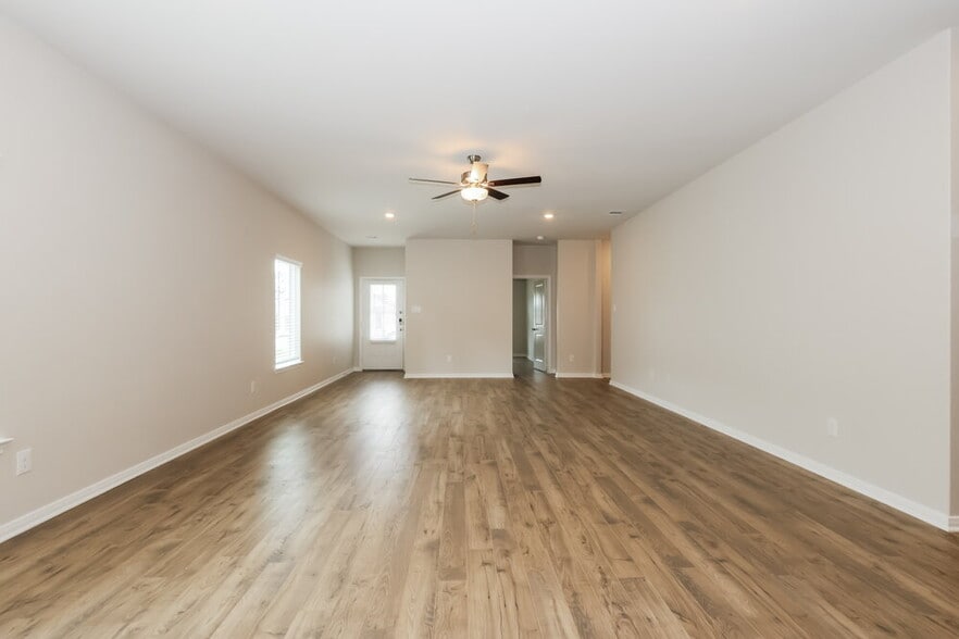 Building Photo - 15667 Plum Brk Dr