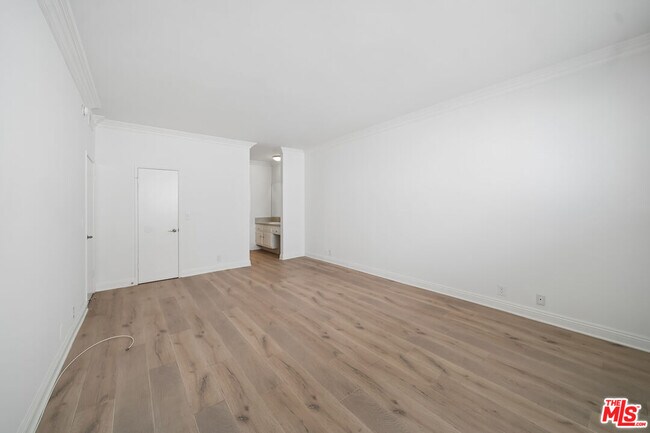 Building Photo - 333 S Elm Dr