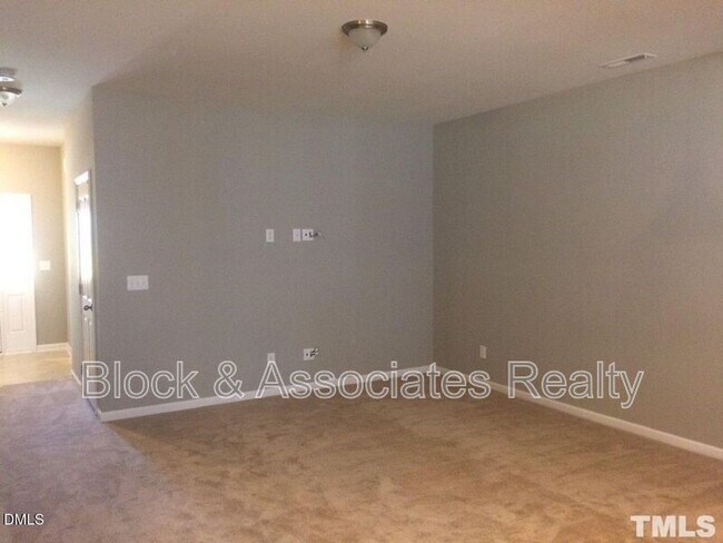 Building Photo - 122 Phantom Ln