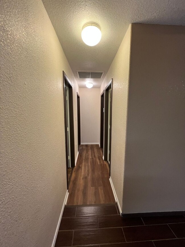 Building Photo - 3 BEDROOM HOME NEAR THE FOOTHILLS!