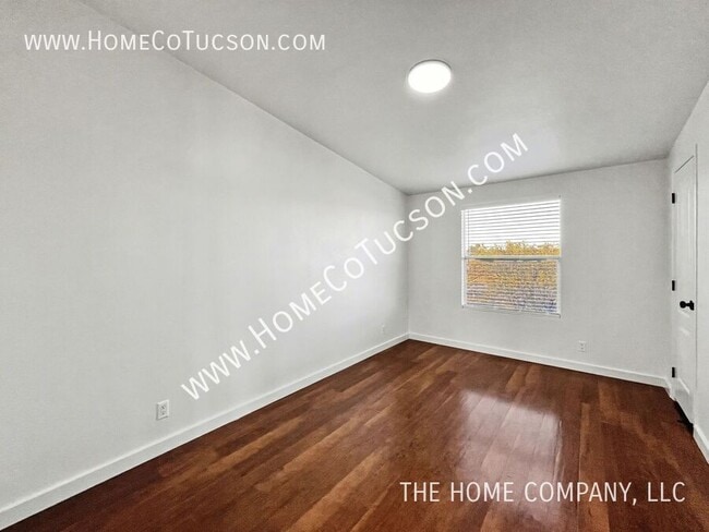 Building Photo - 5840 E Dakota Rd