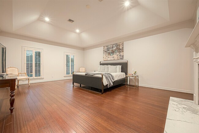 Building Photo - 983 S Post Oak Ln