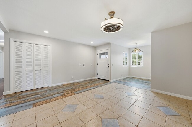 Building Photo - Spacious and Well Maintained 3 Bedroom Home in Orange
