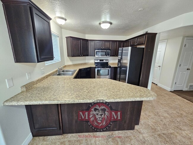 Building Photo - Great Ground-Level 3 Bed 2 Bath Sandy Condo!