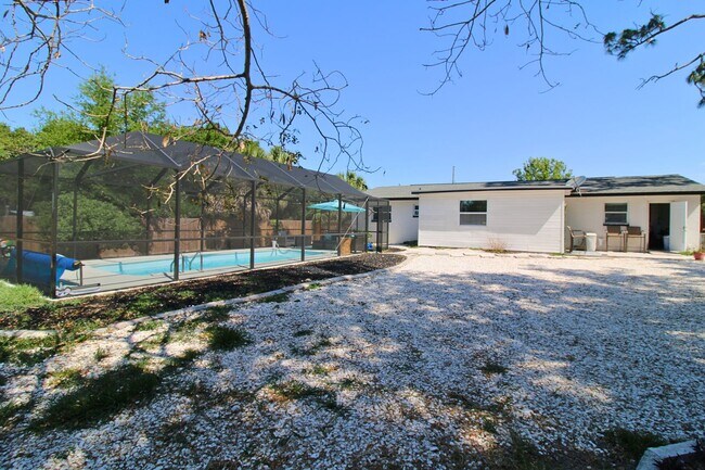 Building Photo - 3 Bed, 2 Bath Furnished Home With Screened...