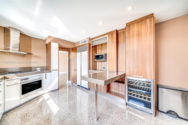 Building Photo - 333 Sunset Dr