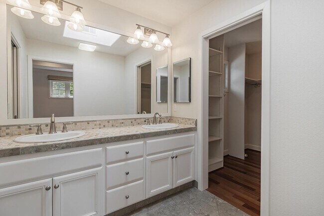 Building Photo - 130 Heather Ln