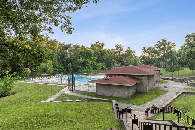 Building Photo - RENOVATED TOWNHOME WITH DECK BY METRO