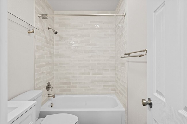 Building Photo - Newly Renovated Condo!