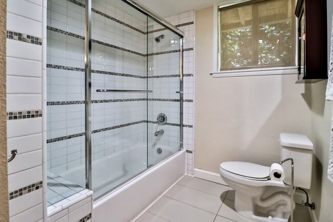 Building Photo - GORGEOUS REMODELED HOME WALKING DISTANCE T...