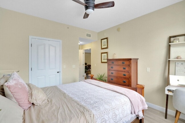 Building Photo - 2111 Myrtlewood Cir E