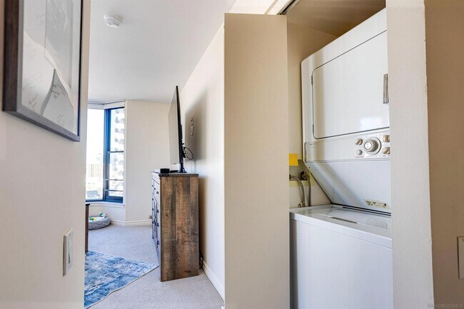 Building Photo - 500 W Harbor Dr