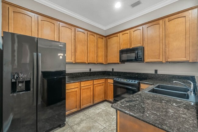 Building Photo - Around the Corner to Avalon Park Towncente...