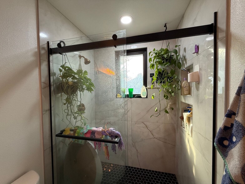 Building Photo - Room in House on Southwest Dr