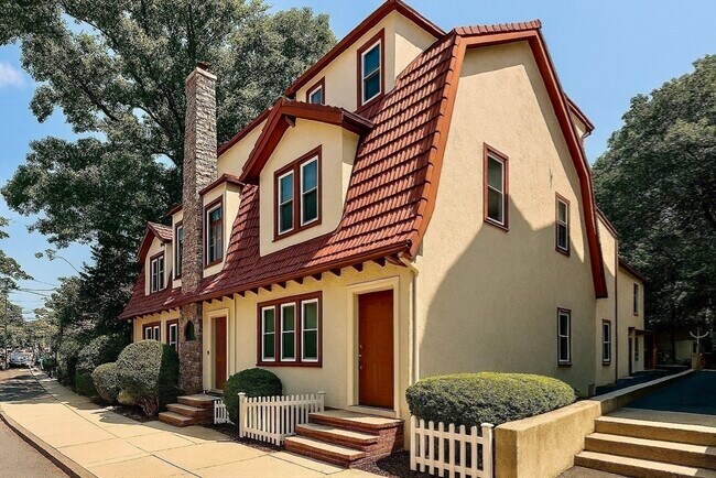 Building Photo - 129 Sutherland Rd