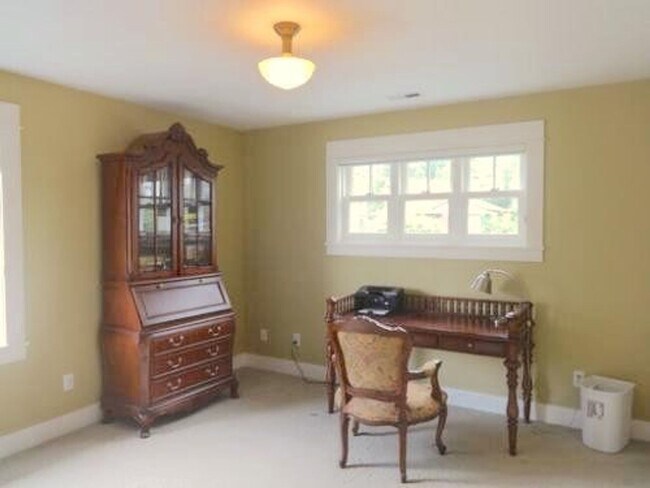 Building Photo - Spacious 3-Level Home Overlooking Magnuson...