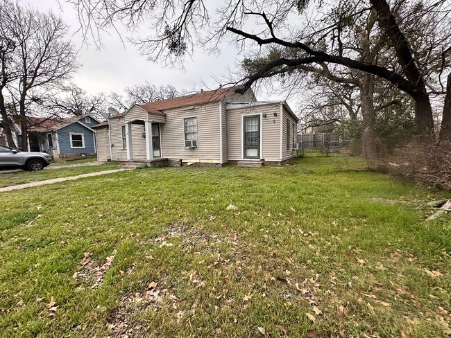 Building Photo - 210 N 10th St