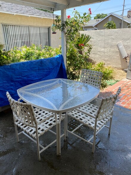 Room for plants, bbq etc - 611 S Griffith Park Dr