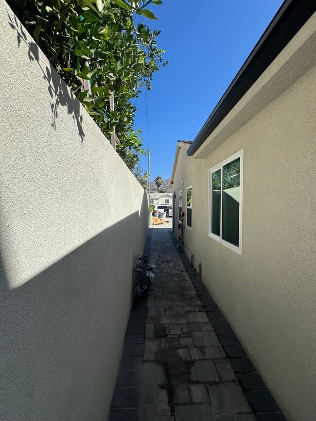 Building Photo - Newly Built Attached ADU in Prime Glenoaks...