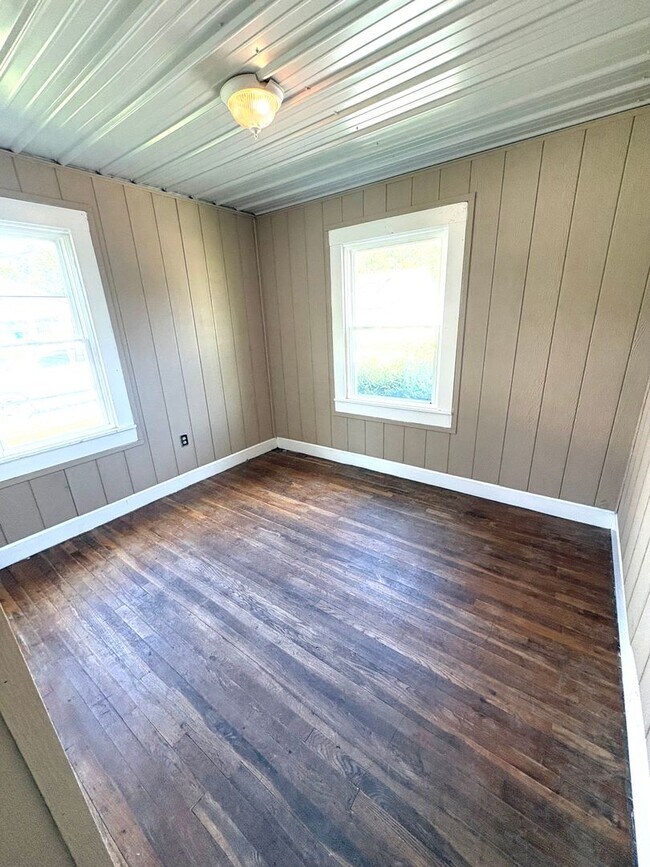 Building Photo - Affordable 2BR with Bonus Room
