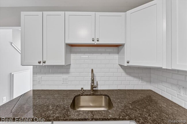 Building Photo - 874 N Main St