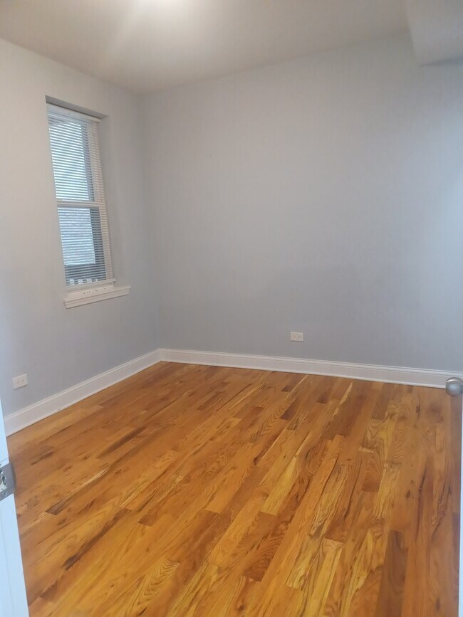 Building Photo - 5731 N Kimball Ave