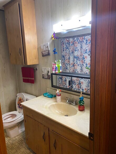 Building Photo - 218 Redbud Ln