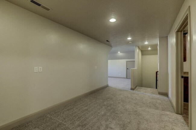 Building Photo - Beautifully Designed 5 Bedroom Home in Was...