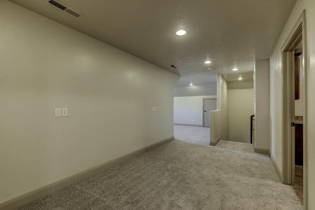 Building Photo - Pet Friendly! Beautifully Designed 5 Bedroom Home. 6 Month Lease!
