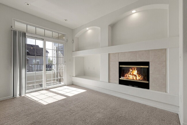 Building Photo - $2,100.00, 2 bed, 2 bath Condo with detach...
