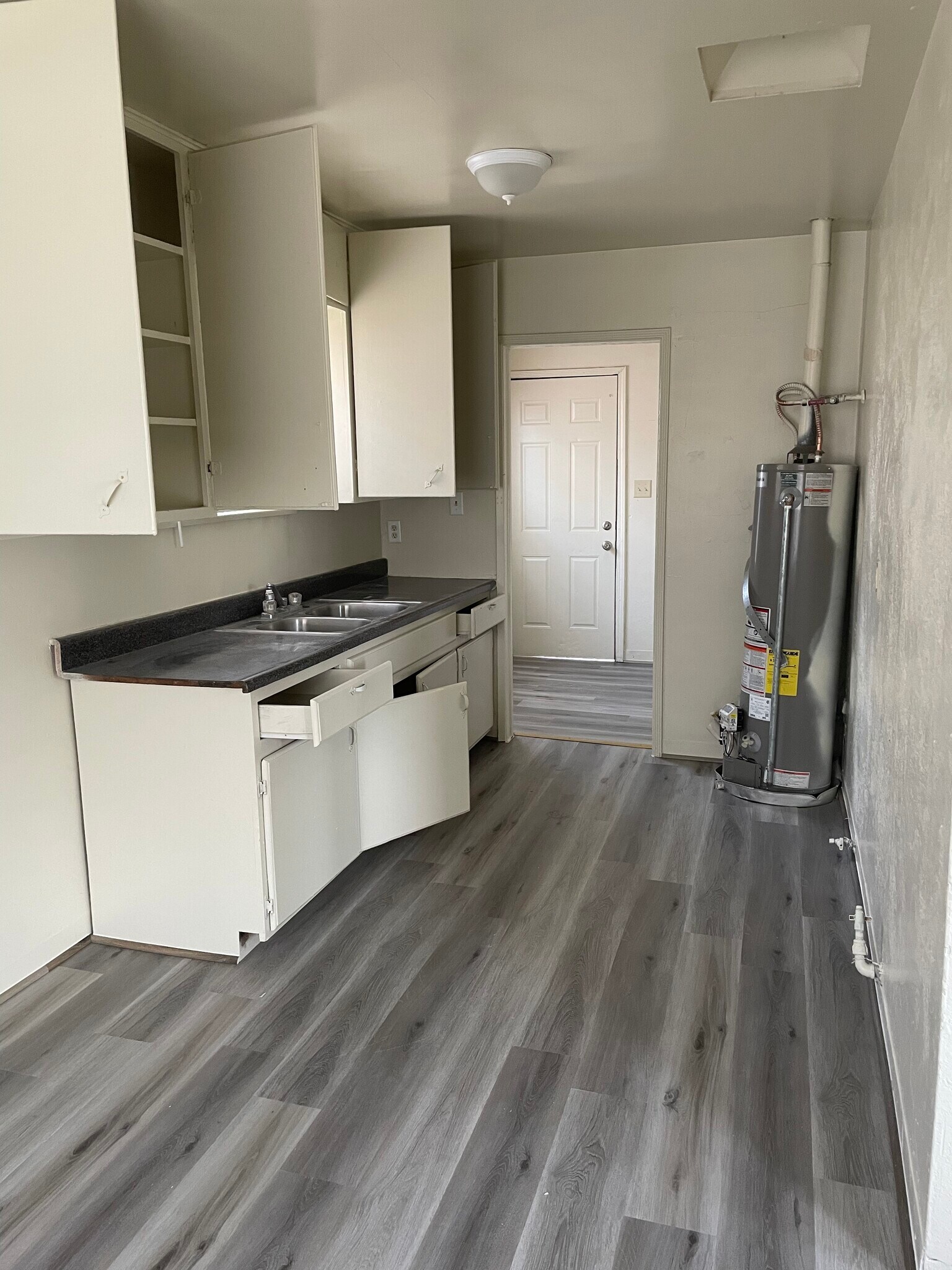 Kitchen - 7823 Sterling Ave