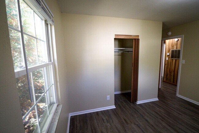 Building Photo - 3 Bedroom House