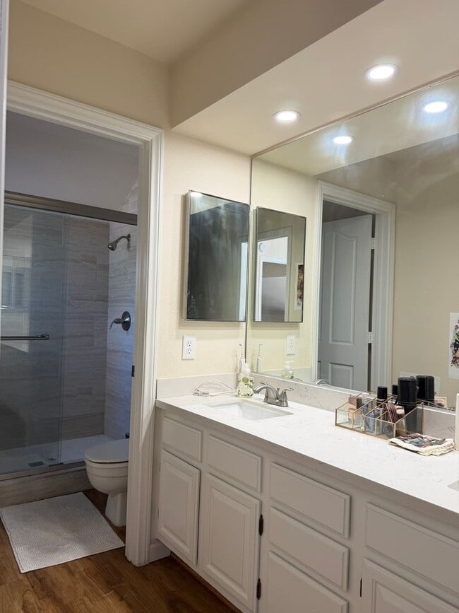 Building Photo - Beautiful 3 bed 3 bath townhome ready for move in!