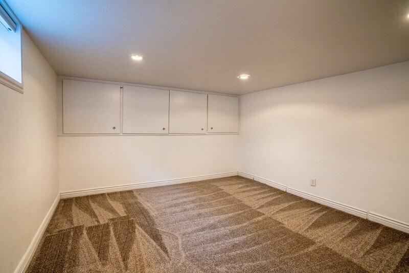 Building Photo - 1061 E 800 S