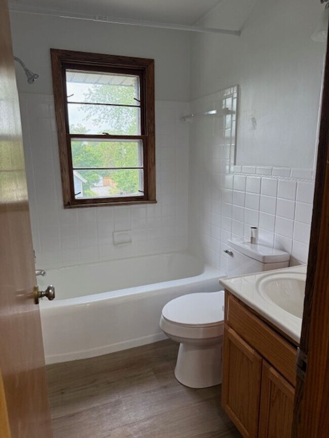 Building Photo - 2 bedroom townhouse twinplex