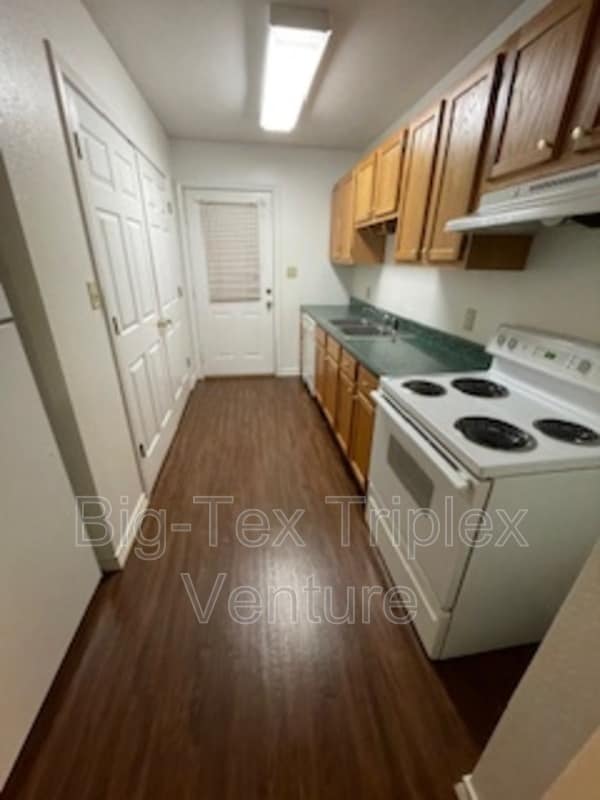 Building Photo - 282 N Pecan St