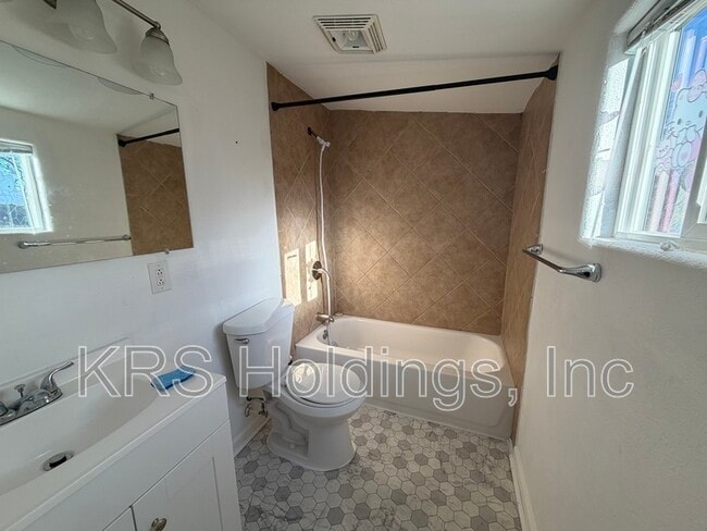 Building Photo - 131 Oregon Ave