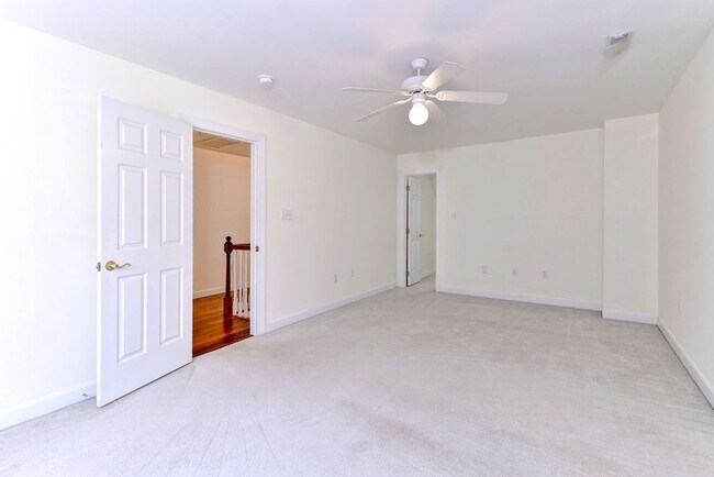 Building Photo - Low Maintenance Living in Williamsburg