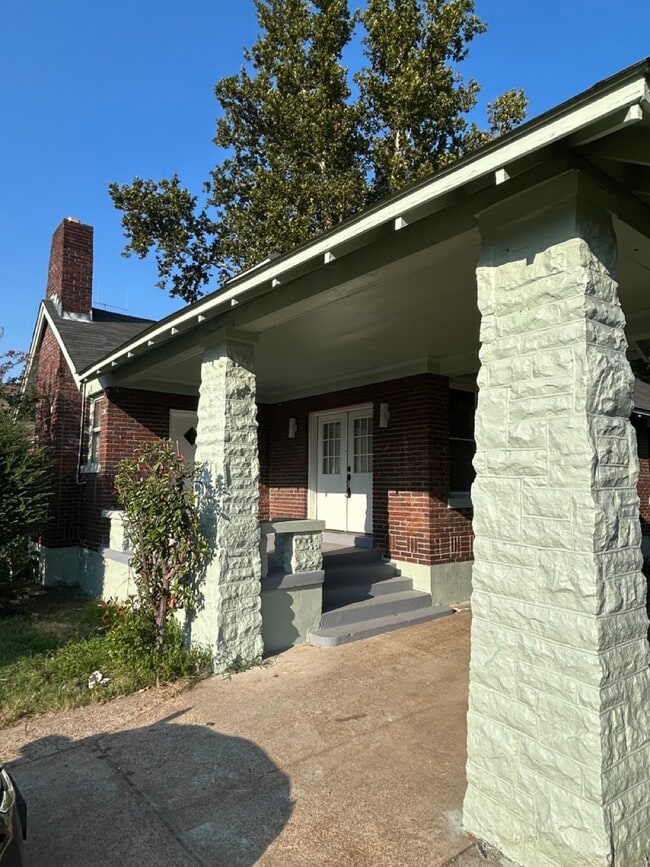 Building Photo - 910 N Evergreen St