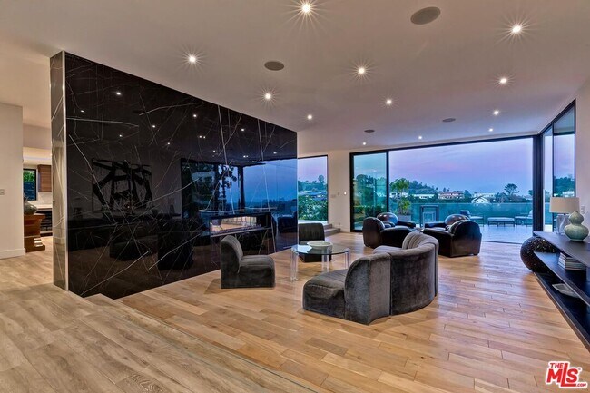 Building Photo - 920 Linda Flora Dr