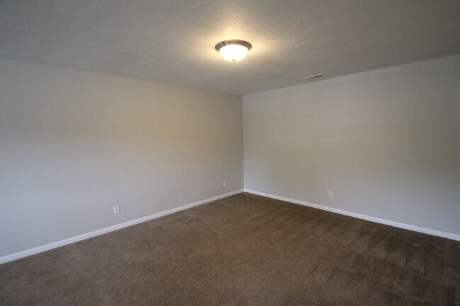 Building Photo - Fall Move In Special!!!  1/2 Off 1st Month...