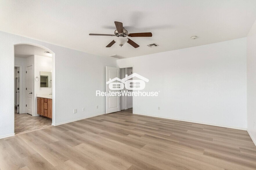 Building Photo - 14601 W Port Royale Ln