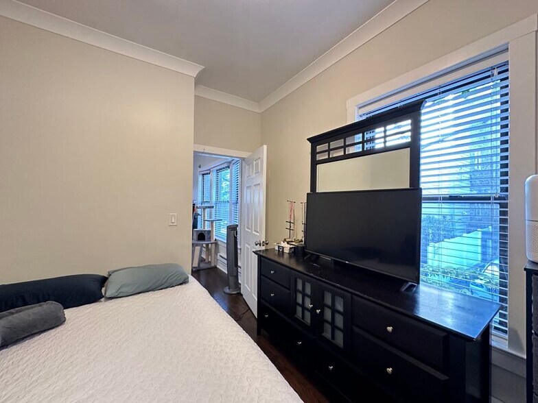 Building Photo - 842 W Waveland Ave