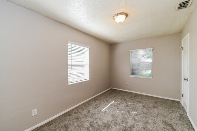 Building Photo - 7909 Caxton Cir W