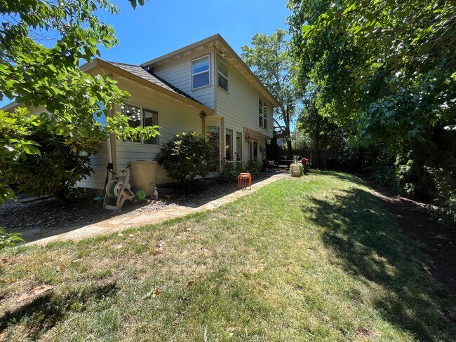 Building Photo - Beautiful 4Bd + 3Ba in Portland!! Offers Beautiful Outdoor Views and Great Gardening Backyards!!