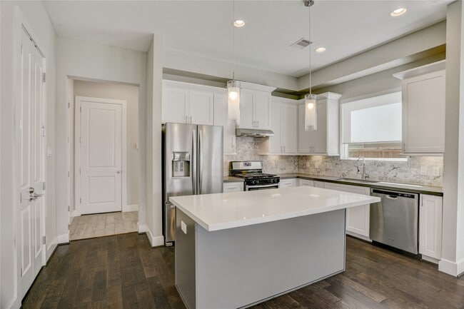 Building Photo - 2413 Chapman St