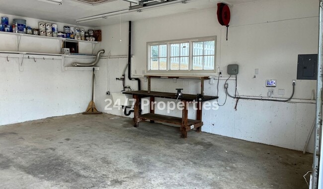 Building Photo - Unique Large 3BD I 2BA Home - Near Gabriel Park!