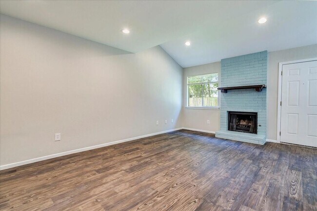 Building Photo - 408 Vista W Ct